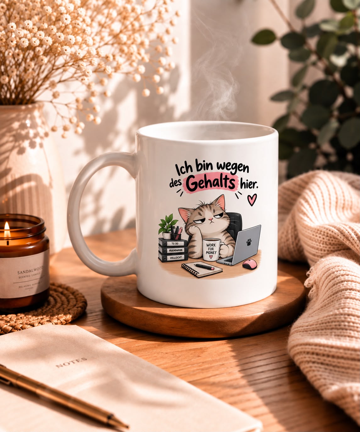 Tasse mit genervter Katze am Büroarbeitsplatz und dem Spruch Ich bin wegen des Gehalts hier